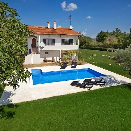 With Private Pool And Large Garden Apartment *