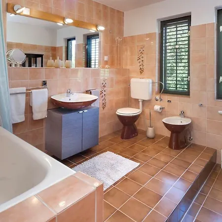 With Private Pool And Large Garden Apartman