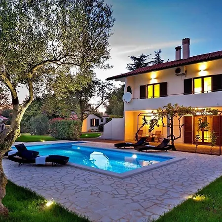 Apartment With Private Pool And Large Garden