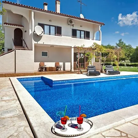 With Private Pool And Large Garden Apartman