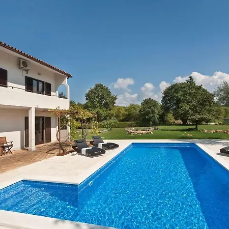 شقة With Private Pool And Large Garden *