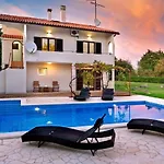 Apartament With Private Pool And Large Garden *