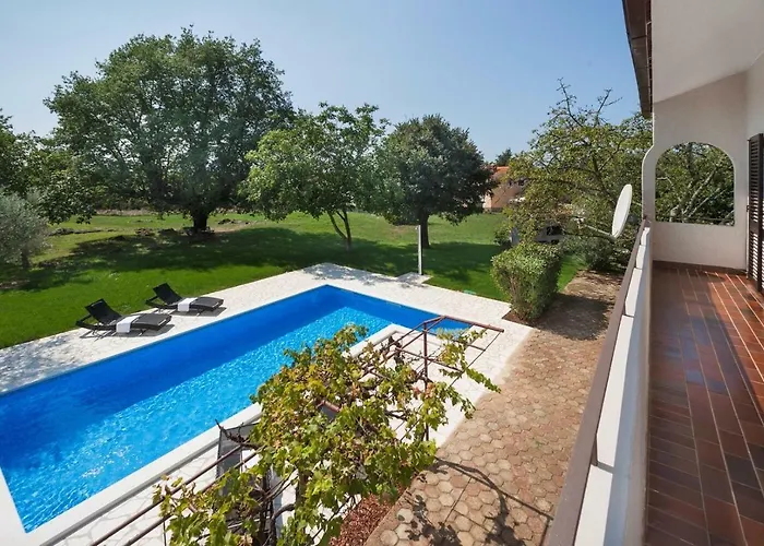 아파트 With Private Pool And Large Garden